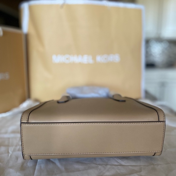 MICHAEL KORS Gabby Small Satchel Camel
NWTs large gold MK fold over crossbody - Picture 5 of 7